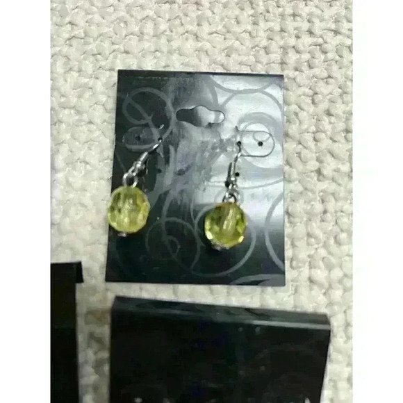 Lot of 6 pair costume pierced earrings - Picture 5 of 7